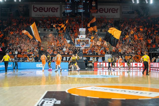 The spectators and fans of Ulm celebrate the start of the game, GER, ratiopharm Ulm vs MHP Riesen Ludwigsburg, Basketball Bundesliga, easycredit BBL, 22 Matchday, Season 2025 2026, 06 03 2026, GER, ratiopharm Ulm vs MHP Riesen Ludwigsburg, Basketball Bundesliga, easycredit BBL, 22 Matchday, Season 2025 2026, 06 03 2026 New Ulm Copyright: xEibner-Pressefoto SaschaxWaltherx EP_EER