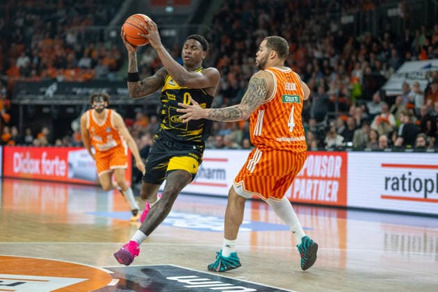 Babacar Sane MHP RIESEN Ludwigsburg, 00 , Christopher Ledlum ratiopharm ulm, 04 , GER, ratiopharm Ulm vs MHP Riesen Ludwigsburg, Basketball Bundesliga, easycredit BBL, 22 Matchday, Season 2025 2026, 06 03 2026, GER, ratiopharm Ulm vs MHP Riesen Ludwigsburg, Basketball Bundesliga, easycredit BBL, 22 Matchday, Season 2025 2026, 06 03 2026 New Ulm Copyright: xEibner-Pressefoto SaschaxWaltherx EP_EER