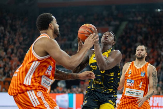 Joel Soriano ratiopharm ulm, 12 , Babacar Sane MHP RIESEN Ludwigsburg, 00 , Christopher Ledlum ratiopharm ulm, 04 , GER, ratiopharm Ulm vs MHP Riesen Ludwigsburg, Basketball Bundesliga, easycredit BBL, 22 Spieltag, Spielzeit 2025 2026, 06 03 2026, GER, ratiopharm Ulm vs MHP Riesen Ludwigsburg, Basketball Bundesliga, easycredit BBL, 22 Spieltag, Spielzeit 2025 2026, 06 03 2026 New Ulm Copyright: xEibner-Pressefoto SaschaxWaltherx EP_EER