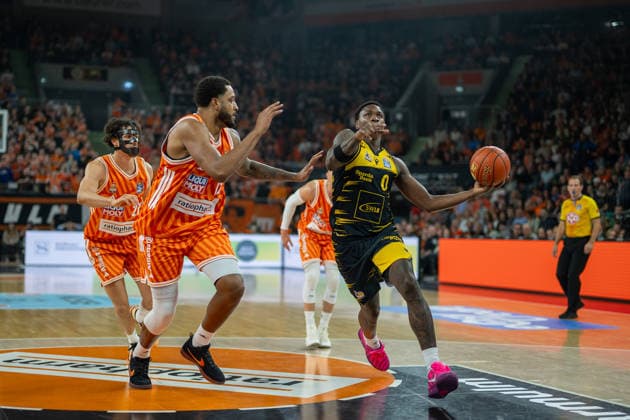 Joel Soriano ratiopharm ulm, 12 , Babacar Sane MHP RIESEN Ludwigsburg, 00 , GER, ratiopharm Ulm vs MHP Riesen Ludwigsburg, Basketball Bundesliga, easycredit BBL, 22 Matchday, Season 2025 2026, 06 03 2026, GER, ratiopharm Ulm vs MHP Riesen Ludwigsburg, Basketball Bundesliga, easycredit BBL, 22 Matchday, Season 2025 2026, 06 03 2026 New Ulm Copyright: xEibner-Pressefoto SaschaxWaltherx EP_EER