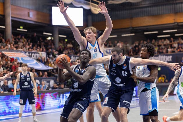 Khyri Thomas MBC, 0 , Jacob Holt Skyliners, 10 , Nemanja Djurisic MBC, 42 , Isaiah Swope Skyliners, 1 , Syntainics MBC vs Skyliners Frankfurt, Basketball, 1 Bundesliga, Men, 22 Matchday, Main Round, Season 2025 26, 06 03 2026 Weißenfels Stadthalle Sachsen Anhalt Germany