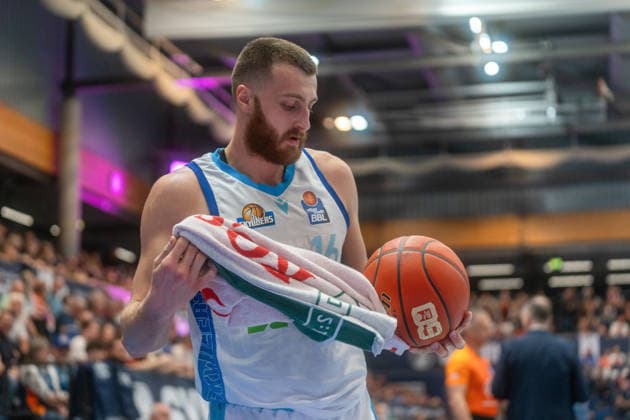 Radii Caisin Skyliners Frankfurt, 16 cleans the match ball Syntainics MBC vs Skyliners Frankfurt, Basketball, 1 Basketball Bundesliga, 22 Matchday, Season 2025 2026, 06 03 2026 Syntainics MBC vs Skyliners Frankfurt, Basketball, 1 Basketball Bundesliga, 22 Matchday, Season 2025 2026, 06 03 2026 Weissenfels Copyright: xEibner-Pressefoto PiaxSchindlerx EP_PSR