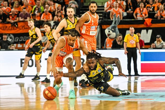 GER, BBL, ratiopharm Ulm vs MHP Riesen Ludwigsburg 06 03 2026, ratiopharm arena, Neu Ulm, GER, BBL, ratiopharm Ulm vs MHP Riesen Ludwigsburg, in the picture Tray Buchanan Ludwigsburg, 2 stretches in vain against Nelson Weidemann Ulm, 0 nordphotoxGmbHx xHafner nph00200