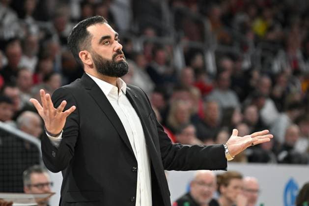 BAMBERG 06 03 2026 Basketball easycredit 1 Basketball Bundesliga 22 Matchday Bamberg Baskets vs Basketball Löwen Braunschweig Ramon Diaz Sanchez Headcoach Basketball Löwen Braunschweig complains about the performance of his team Bamberg Baskets vs Basketball Löwen Braunschweig