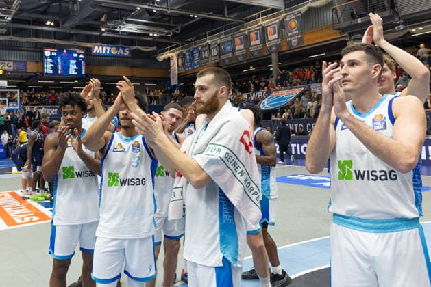 The Skyliners after the 83 96 away win, Syntainics MBC vs Skyliners Frankfurt, Basketball, 1 Bundesliga, Men, 22 Matchday, Main Round, Season 2025 26, 06 03 2026 Weißenfels Stadthalle Sachsen Anhalt Germany