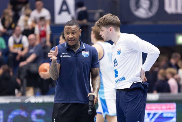 Charles Callison MBC, 23 , injured, in conversation with Perttu Blomgren MBC, 20 , Syntainics MBC vs Skyliners Frankfurt, Basketball, 1 Bundesliga, Men, 22 Matchday, Main Round, Season 2025 26, 06 03 2026 Weißenfels Stadthalle Sachsen Anhalt Germany