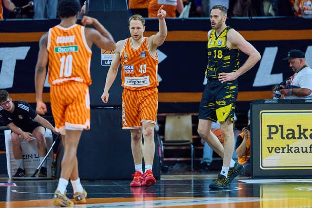 Malik Osborne ratiopharm ulm, 10 , 432u, Jonas Wolfarth Bottermann MHP Riesen Ludwigsburg, 18 GER, ratiopharm ulm vs MHP Riesen Ludwigsburg, Basketball, 22 Matchday, EasyCredit BBL, Season 2025 2026, 06 03 2026 GER, ratiopharm ulm vs MHP Riesen Ludwigsburg, Basketball, 22 Matchday, EasyCredit BBL, Season 2025 2026, 06 03 2026 New Ulm Copyright: xEibner-Pressefoto GeraldxOelze-dexStoppanyx EP_ODS