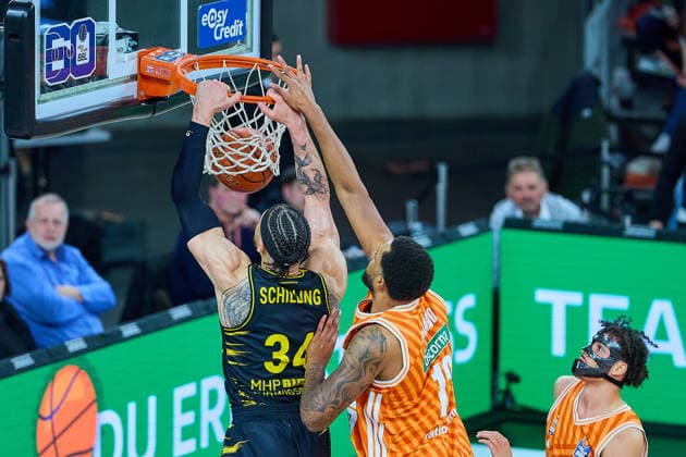 Dunking, Dunk by Gavin Schilling MHP Riesen Ludwigsburg, 34 , Joel Soriano ratiopharm ulm, 12 GER, ratiopharm ulm vs MHP Riesen Ludwigsburg, Basketball, 22 Matchday, EasyCredit BBL, Season 2025 2026, 06 03 2026 GER, ratiopharm ulm vs MHP Riesen Ludwigsburg, Basketball, 22 Matchday, EasyCredit BBL, Season 2025 2026, 06 03 2026 New Ulm Copyright: xEibner-Pressefoto GeraldxOelze-dexStoppanyx EP_ODS