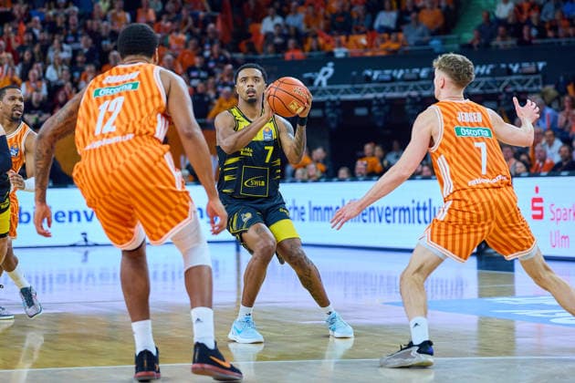 Joel Soriano ratiopharm ulm, 12 , Elijah Hughes MHP Riesen Ludwigsburg, 07 , Tobias Jensen ratiopharm ulm, 07 GER, ratiopharm ulm vs MHP Riesen Ludwigsburg, Basketball, 22 Matchday, EasyCredit BBL, Season 2025 2026, 06 03 2026 GER, ratiopharm ulm vs MHP Riesen Ludwigsburg, Basketball, 22 Matchday, EasyCredit BBL, Season 2025 2026, 06 03 2026 New Ulm Copyright: xEibner-Pressefoto GeraldxOelze-dexStoppanyx EP_ODS