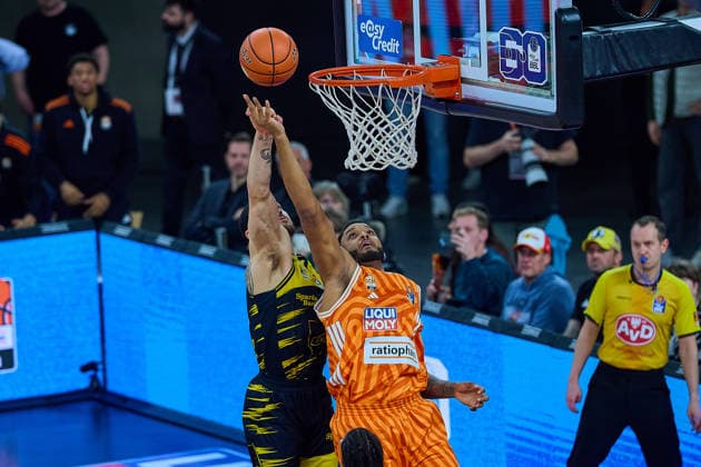 Stef Smith MHP Riesen Ludwigsburg, 03 , Rebound Joel Soriano ratiopharm ulm, 12 GER, ratiopharm ulm vs MHP Riesen Ludwigsburg, Basketball, 22 Matchday, EasyCredit BBL, Season 2025 2026, 06 03 2026 GER, ratiopharm ulm vs MHP Riesen Ludwigsburg, Basketball, 22 Matchday, EasyCredit BBL, Season 2025 2026, 06 03 2026 New Ulm Copyright: xEibner-Pressefoto GeraldxOelze-dexStoppanyx EP_ODS
