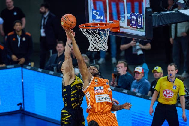 Stef Smith MHP Riesen Ludwigsburg, 03 , Rebound Joel Soriano ratiopharm ulm, 12 GER, ratiopharm ulm vs MHP Riesen Ludwigsburg, Basketball, 22 Matchday, EasyCredit BBL, Season 2025 2026, 06 03 2026 GER, ratiopharm ulm vs MHP Riesen Ludwigsburg, Basketball, 22 Matchday, EasyCredit BBL, Season 2025 2026, 06 03 2026 New Ulm Copyright: xEibner-Pressefoto GeraldxOelze-dexStoppanyx EP_ODS