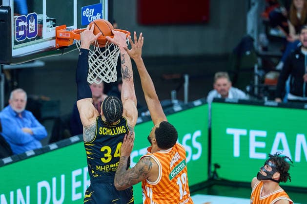 Dunking, Dunk by Gavin Schilling MHP Riesen Ludwigsburg, 34 , Joel Soriano ratiopharm ulm, 12 GER, ratiopharm ulm vs MHP Riesen Ludwigsburg, Basketball, 22 Matchday, EasyCredit BBL, Season 2025 2026, 06 03 2026 GER, ratiopharm ulm vs MHP Riesen Ludwigsburg, Basketball, 22 Matchday, EasyCredit BBL, Season 2025 2026, 06 03 2026 New Ulm Copyright: xEibner-Pressefoto GeraldxOelze-dexStoppanyx EP_ODS