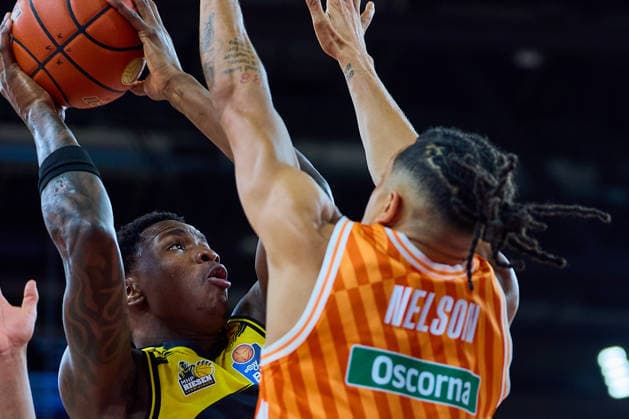 Babacar Sane MHP Riesen Ludwigsburg, 00 , Nelson Weidemann ratiopharm ulm, 00 GER, ratiopharm ulm vs MHP Riesen Ludwigsburg, Basketball, 22 Matchday, EasyCredit BBL, Season 2025 2026, 06 03 2026 GER, ratiopharm ulm vs MHP Riesen Ludwigsburg, Basketball, 22 Matchday, EasyCredit BBL, Season 2025 2026, 06 03 2026 Neu Ulm Copyright: xEibner-Pressefoto GeraldxOelze-dexStoppanyx EP_ODS
