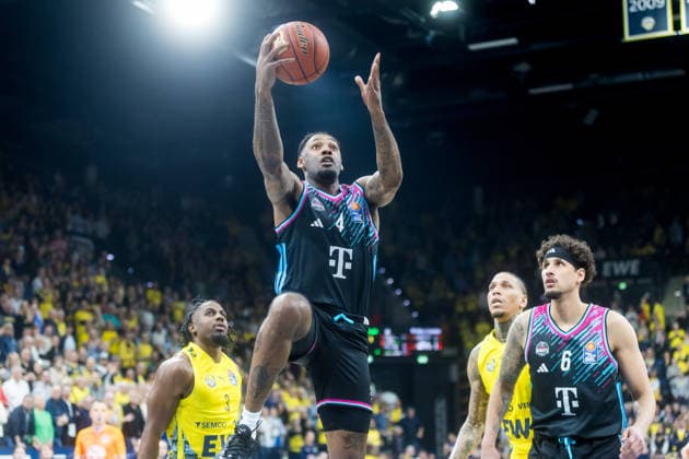 Oldenburg, Lower Saxony, DEU, 06 03 2026, Jeff Garrett Jr center, Telekom Baskets Bonn , Michael Kessens right, Telekom Baskets Bonn and Christopher Clemons left, EWE Baskets Oldenburg and Michale Kyser right, EWE Baskets Oldenburg EWE Baskets Oldenburg vs Telekom Baskets Bonn Basketball 1 Basketball Bundesliga Season 2025 2026, 22 Matchday, Grosse EWE Arena EWE Baskets Oldenburg vs Telekom Baskets Bonn www.andreas-burmann.de