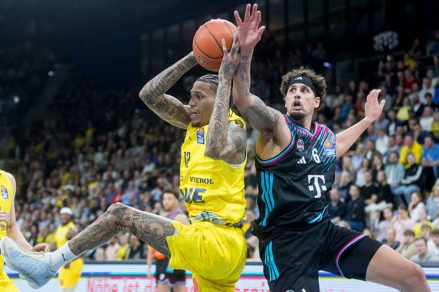 Oldenburg, Lower Saxony, DEU, 06 03 2026, Michale Kyser left, EWE Baskets Oldenburg and Michael Kessens right, Telekom Baskets Bonn EWE Baskets Oldenburg vs Telekom Baskets Bonn Basketball 1 Basketball Bundesliga Season 2025 2026, 22 Matchday, Grosse EWE Arena EWE Baskets Oldenburg vs Telekom Baskets Bonn www.andreas-burmann.de