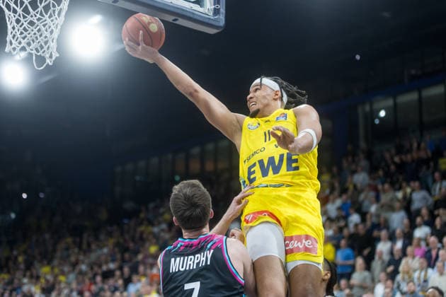 Oldenburg, Lower Saxony, DEU, 06 03 2026, Nicholas Tischler right, EWE Baskets Oldenburg and Grayson Murphy left, Telekom Baskets Bonn , EWE Baskets Oldenburg vs Telekom Baskets Bonn Basketball 1 Basketball Bundesliga Season 2025 2026, 22 Matchday, Grosse EWE Arena EWE Baskets Oldenburg vs Telekom Baskets Bonn www.andreas-burmann.de