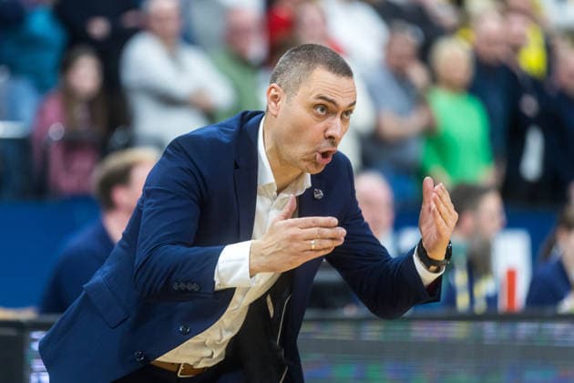 Oldenburg, Lower Saxony, DEU, 06 03 2026, Head Coach Marko Stankovic Telekom Baskets Bonn gestures on the sideline EWE Baskets Oldenburg vs Telekom Baskets Bonn Basketball 1 Basketball Bundesliga Season 2025 2026, 22 Matchday, Grosse EWE Arena EWE Baskets Oldenburg vs Telekom Baskets Bonn www.andreas-burmann.de