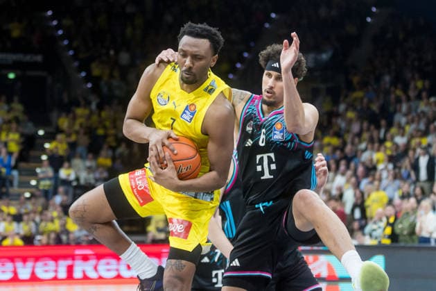 Oldenburg, Lower Saxony, DEU, 06 03 2026, Dakarai Tucker left, EWE Baskets Oldenburg and Michael Kessens right, Telekom Baskets Bonn EWE Baskets Oldenburg vs Telekom Baskets Bonn Basketball 1 Basketball Bundesliga Season 2025 2026, 22 Matchday, Grosse EWE Arena EWE Baskets Oldenburg vs Telekom Baskets Bonn www.andreas-burmann.de