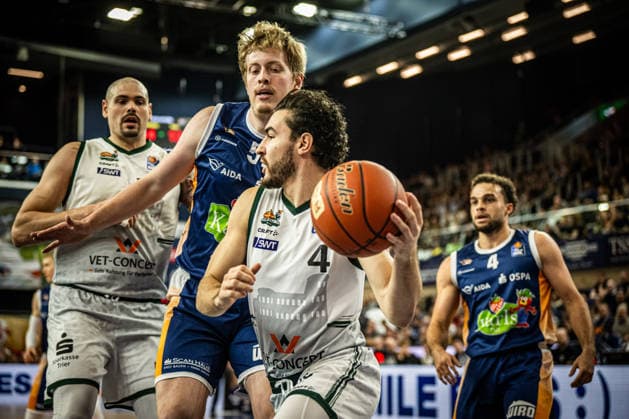 Rostock, Germany 06 March 2026 1 BBL 2025 2026 Rostock Seawolves vs VET CONCEPT Gladiators Trier In the picture from left in the duel Bent Leuchten Rostock Seawolves and Clay Guillozet VET CONCEPT Gladiators Trier Copyright: xFotostandx xVoelkerx
