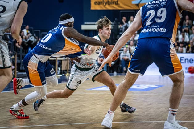 Rostock, Germany 06 March 2026 1 BBL 2025 2026 Rostock Seawolves vs VET CONCEPT Gladiators Trier In the picture from left in the duel TJ Crockett Jr Rostock Seawolves and Steven Ashworth VET CONCEPT Gladiators Trier Copyright: xFotostandx xVoelkerx