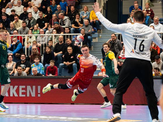 Max Neuhaus TuSEM Essen, 37 at the goal throw against Pascal Bochmann VfL Eintracht Hagen, 16 TuSEM Essen vs VfL Eintracht Hagen, Handball, 2 Bundesliga, Matchday 23, Season 2025 2026, 06 03 2026 TuSEM Essen vs VfL Eintracht Hagen, Handball, 2 Bundesliga, Matchday 23, Season 2025 2026, 06 03 2026 Essen Copyright: xEibner-Pressefoto DamianxKruczynx EP_DKI
