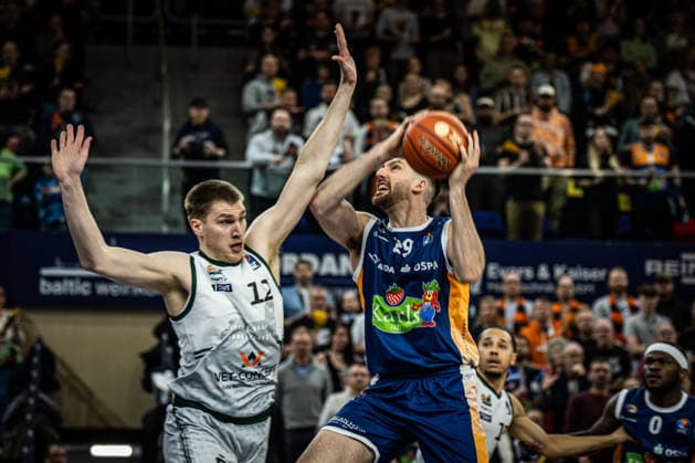 Rostock, Germany 06 March 2026 1 BBL 2025 2026 Rostock Seawolves vs VET CONCEPT Gladiators Trier In the picture from left in the duel Marten Linßen VET CONCEPT Gladiators Trier and Owen Klassen Rostock Seawolves Copyright: xFotostandx xVoelkerx