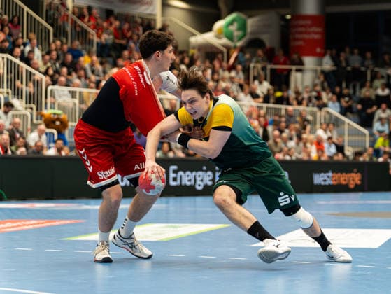 Valentin Willner TuSEM Essen, 05 in duel against Linus Kutz VfL Eintracht Hagen, 34 TuSEM Essen vs VfL Eintracht Hagen, Handball, 2 Bundesliga, Matchday 23, Season 2025 2026, 06 03 2026 TuSEM Essen vs VfL Eintracht Hagen, Handball, 2 Bundesliga, Matchday 23, Season 2025 2026, 06 03 2026 Essen Copyright: xEibner-Pressefoto DamianxKruczynx EP_DKI