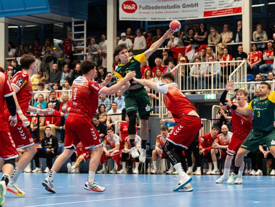 Luca Richter VfL Eintracht Hagen, 77 at the goal throw against Maximilian Hejny TuSEM Essen, 64 and Valentin Willner TuSEM Essen, 05 TuSEM Essen vs VfL Eintracht Hagen, Handball, 2 Bundesliga, Matchday 23, Season 2025 2026, 06 03 2026 TuSEM Essen vs VfL Eintracht Hagen, Handball, 2 Bundesliga, Matchday 23, Season 2025 2026, 06 03 2026 Essen Copyright: xEibner-Pressefoto DamianxKruczynx EP_DKI