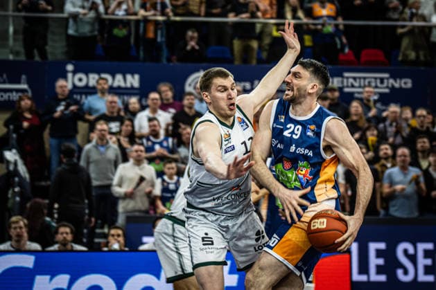 Rostock, Germany 06 March 2026 1 BBL 2025 2026 Rostock Seawolves vs VET CONCEPT Gladiators Trier In the picture from left in the duel Marten Linßen VET CONCEPT Gladiators Trier and Owen Klassen Rostock Seawolves Copyright: xFotostandx xVoelkerx
