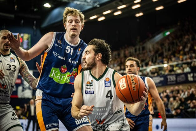 Rostock, Germany 06 March 2026 1 BBL 2025 2026 Rostock Seawolves vs VET CONCEPT Gladiators Trier In the picture from left in the duel Bent Leuchten Rostock Seawolves and Clay Guillozet VET CONCEPT Gladiators Trier Copyright: xFotostandx xVoelkerx