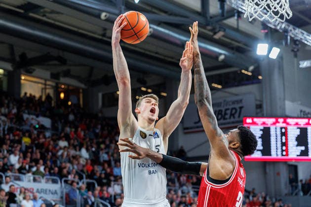 Luka Scuka Basketball Loewen Braunschweig, 05 , Ejiofor Onu BMA365 Bamberg Baskets, 35 , BMA365 Bamberg Baskets vs Basketball Loewen Braunschweig, Basketball, easyCredit BBL, 22 Matchday, 06 03 2026 BMA365 Bamberg Baskets vs Basketball Loewen Braunschweig, Basketball, easyCredit BBL, 22 Matchday, 06 03 2026 Bamberg Copyright: xEibner-Pressefoto G.xSantemizx EP_EER