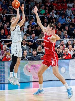Ferdinand Zylka Basketball Loewen Braunschweig, 06 , Richard Balint BMA365 Bamberg Baskets, 11 , BMA365 Bamberg Baskets vs Basketball Loewen Braunschweig, Basketball, easyCredit BBL, 22 Matchday, 06 03 2026 BMA365 Bamberg Baskets vs Basketball Loewen Braunschweig, Basketball, easyCredit BBL, 22 Matchday, 06 03 2026 Bamberg Copyright: xEibner-Pressefoto G.xSantemizx EP_EER