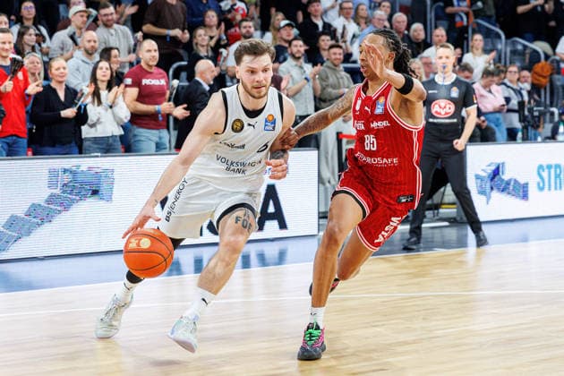 Ferdinand Zylka Basketball Loewen Braunschweig, 06 , Austin Crowley BMA365 Bamberg Baskets, 85 , BMA365 Bamberg Baskets vs Basketball Loewen Braunschweig, Basketball, easyCredit BBL, 22 Matchday, 06 03 2026 BMA365 Bamberg Baskets vs Basketball Loewen Braunschweig, Basketball, easyCredit BBL, 22 Matchday, 06 03 2026 Bamberg Copyright: xEibner-Pressefoto G.xSantemizx EP_EER