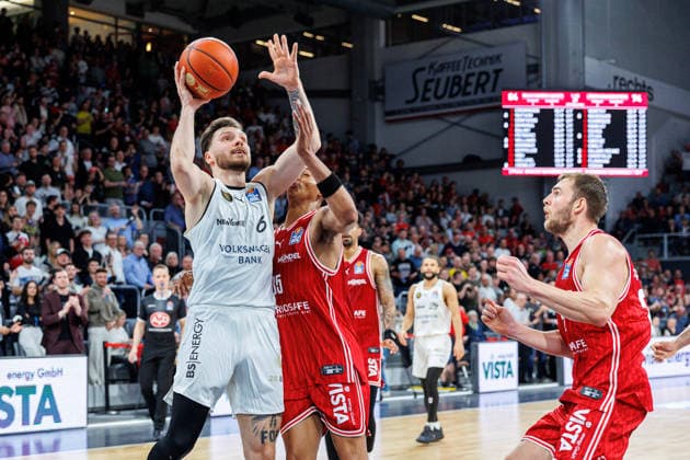 Ferdinand Zylka Basketball Loewen Braunschweig, 06 , Austin Crowley BMA365 Bamberg Baskets, 85 , Moritz Krimmer BMA365 Bamberg Baskets, 27 , BMA365 Bamberg Baskets vs Basketball Loewen Braunschweig, Basketball, easyCredit BBL, 22 Matchday, 06 03 2026 BMA365 Bamberg Baskets vs Basketball Loewen Braunschweig, Basketball, easyCredit BBL, 22 Matchday, 06 03 2026 Bamberg Copyright: xEibner-Pressefoto G.xSantemizx EP_EER