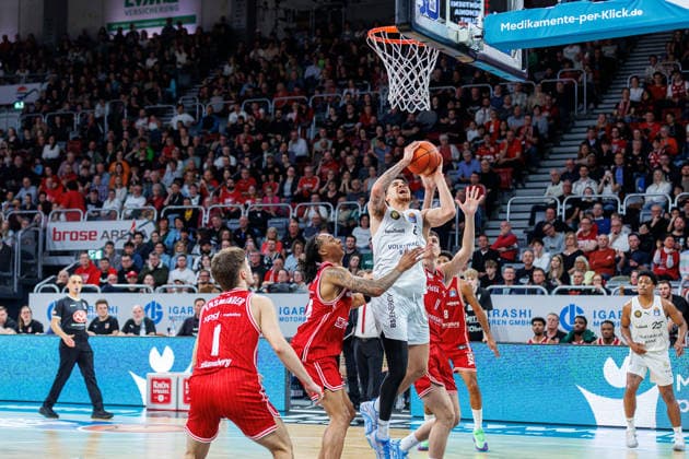 Austin Crowley BMA365 Bamberg Baskets, 85 , Joshua Obiesie Basketball Loewen Braunschweig, 08 , Richard Balint BMA365 Bamberg Baskets, 11 , BMA365 Bamberg Baskets vs Basketball Loewen Braunschweig, Basketball, easyCredit BBL, 22 Matchday, 06 03 2026 BMA365 Bamberg Baskets vs Basketball Loewen Braunschweig, Basketball, easyCredit BBL, 22 Matchday, 06 03 2026 Bamberg Copyright: xEibner-Pressefoto G.xSantemizx EP_EER