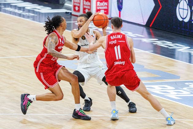 Austin Crowley BMA365 Bamberg Baskets, 85 , Kaza Kajami Keane Basketball Loewen Braunschweig, 24 , Richard Balint BMA365 Bamberg Baskets, 11 , BMA365 Bamberg Baskets vs Basketball Loewen Braunschweig, Basketball, easyCredit BBL, 22 Matchday, 06 03 2026 BMA365 Bamberg Baskets vs Basketball Loewen Braunschweig, Basketball, easyCredit BBL, 22 Matchday, 06 03 2026 Bamberg Copyright: xEibner-Pressefoto G.xSantemizx EP_EER