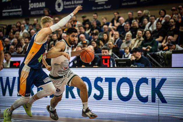 Rostock, Germany 06 March 2026 1 BBL 2025 2026 Rostock Seawolves vs VET CONCEPT Gladiators Trier In the picture from left in the duel Lukasz Kolenda Rostock Seawolves and Behnam Yakhchali Dehkordi VET CONCEPT Gladiators Trier Copyright: xFotostandx xVoelkerx