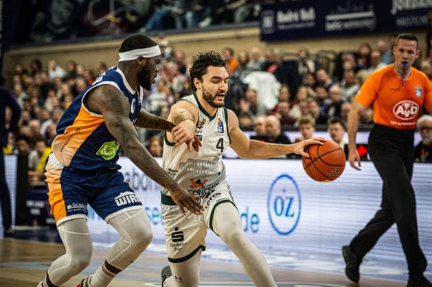 Rostock, Germany 06 March 2026 1 BBL 2025 2026 Rostock Seawolves vs VET CONCEPT Gladiators Trier In the picture from left in the duel TJ Crockett Jr Rostock Seawolves and Clay Guillozet VET CONCEPT Gladiators Trier Copyright: xFotostandx xVoelkerx