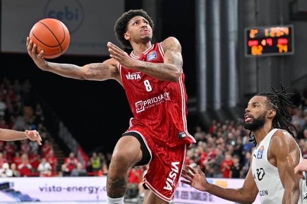 BAMBERG 06 03 2026 Basketball easycredit 1 Basketball Bundesliga 22 Matchday Bamberg Baskets vs Basketball Lions Braunschweig Demarcus Demonia 8, Bamberg Baskets with lay-up against Chip Flanigan 30, Basketball Lions Braunschweig Bamberg Baskets vs Basketball Lions Braunschweig