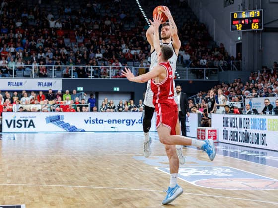 Ferdinand Zylka Basketball Loewen Braunschweig, 06 , Richard Balint BMA365 Bamberg Baskets, 11 , BMA365 Bamberg Baskets vs Basketball Loewen Braunschweig, Basketball, easyCredit BBL, 22 Matchday, 06 03 2026 BMA365 Bamberg Baskets vs Basketball Loewen Braunschweig, Basketball, easyCredit BBL, 22 Matchday, 06 03 2026 Bamberg Copyright: xEibner-Pressefoto G.xSantemizx EP_EER