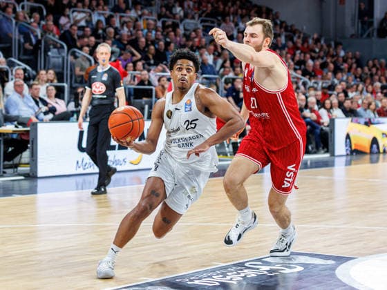 Grant Sherfield Basketball Loewen Braunschweig, 25 , Moritz Krimmer BMA365 Bamberg Baskets, 27 , BMA365 Bamberg Baskets vs Basketball Loewen Braunschweig, Basketball, easyCredit BBL, 22 Matchday, 06 03 2026 BMA365 Bamberg Baskets vs Basketball Loewen Braunschweig, Basketball, easyCredit BBL, 22 Matchday, 06 03 2026 Bamberg Copyright: xEibner-Pressefoto G.xSantemizx EP_EER