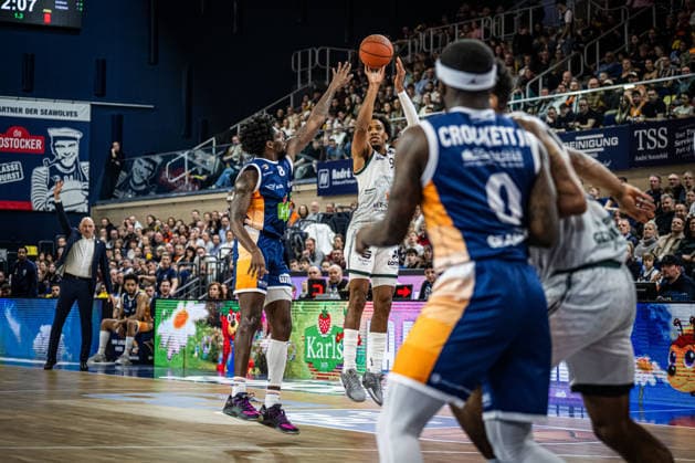 Rostock, Germany 06 March 2026 1 BBL 2025 2026 Rostock Seawolves vs VET CONCEPT Gladiators Trier Pictured from left Kassim Nicholson Rostock Seawolves and Marco Hollersbacher VET CONCEPT Gladiators Trier Copyright: xFotostandx xVoelkerx