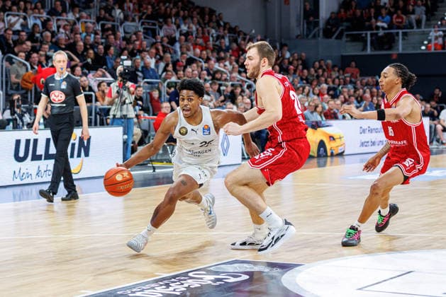 Grant Sherfield Basketball Loewen Braunschweig, 25 , Moritz Krimmer BMA365 Bamberg Baskets, 27 , BMA365 Bamberg Baskets vs Basketball Loewen Braunschweig, Basketball, easyCredit BBL, 22 Matchday, 06 03 2026 BMA365 Bamberg Baskets vs Basketball Loewen Braunschweig, Basketball, easyCredit BBL, 22 Matchday, 06 03 2026 Bamberg Copyright: xEibner-Pressefoto G.xSantemizx EP_EER