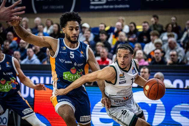 Rostock, Germany 06 March 2026 1 BBL 2025 2026 Rostock Seawolves vs VET CONCEPT Gladiators Trier Pictured from left in a duel D Shawn Schwartz Rostock Seawolves and Jordan Roland VET CONCEPT Gladiators Trier Copyright: xFotostandx xVoelkerx