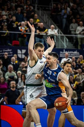 Rostock, Germany 06 March 2026 1 BBL 2025 2026 Rostock Seawolves vs VET CONCEPT Gladiators Trier In the picture from left in the duel Marten Linßen VET CONCEPT Gladiators Trier and Owen Klassen Rostock Seawolves Copyright: xFotostandx xVoelkerx