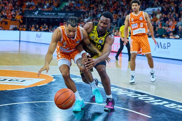 duel, duel for the ball duel, duel between ischen Nelson Weidemann ratiopharm ulm, 00 and Maxwell Dongmo Temoka MHP Riesen Ludwigsburg, 39 GER, ratiopharm ulm vs MHP Riesen Ludwigsburg, Basketball, 22 Matchday, EasyCredit BBL, 2025 2026 season, 06 03 2026 GER, ratiopharm ulm vs MHP Riesen Ludwigsburg, Basketball, 22 Matchday, EasyCredit BBL, 2025 2026 season, 06 03 2026 New Ulm Copyright: xEibner-Pressefoto GeraldxOelze-dexStoppanyx EP_ODS