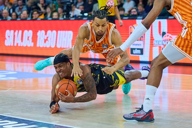 Duel, duel between Nelson Weidemann ratiopharm ulm, 00 and Stef Smith MHP Riesen Ludwigsburg, 03 GER, ratiopharm ulm vs MHP Riesen Ludwigsburg, Basketball, 22 Matchday, EasyCredit BBL, Season 2025 2026, 06 03 2026 GER, ratiopharm ulm vs MHP Riesen Ludwigsburg, Basketball, 22 Matchday, EasyCredit BBL, Season 2025 2026, 06 03 2026 New Ulm Copyright: xEibner-Pressefoto GeraldxOelze-dexStoppanyx EP_ODS