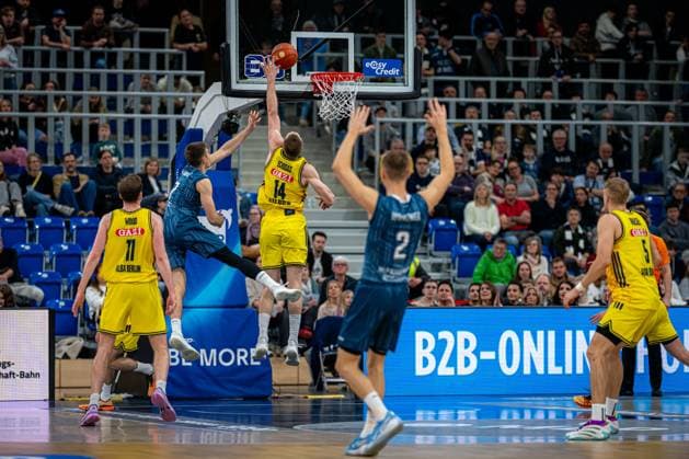 Scene with Martynas Echodas 14 Alba Berlin , Moses Wood 11 Alba Berlin , Sam Griesel 5 Alba Berlin , Niklas Würzner 2 MLP Academics Heidelberg and DJ Horne 0 MLP Academics Heidelberg shooting under the basket easyCredit BBL MLP Academics Heidelberg - Alba Berlin 06 03 2026 Copyright: xspeedshotx
