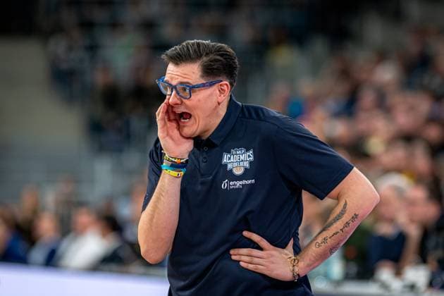 Coach Pedro Calles 999 Alba Berlin gesticulates tensely on the sidelines easyCredit BBL MLP Academics Heidelberg - Alba Berlin 06 03 2026 Copyright: xspeedshotx