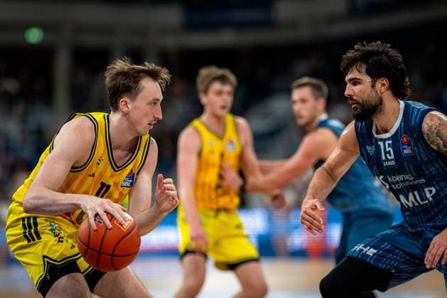 Scene with Marcel Keßen 15 MLP Academics Heidelberg in blue jersey defending against Moses Wood 11 Alba Berlin with ball and Jwan Roberts 13 Alba Berlin in yellow jerseys easyCredit BBL MLP Academics Heidelberg - Alba Berlin 06 03 2026 Copyright: xspeedshotx